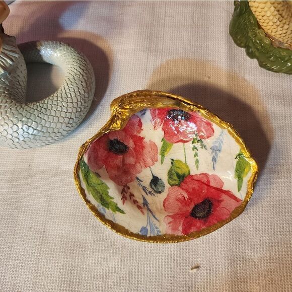 DECOUPAGE PINK FLOWERS ON A CLAM SHELL - Picture 4 of 10